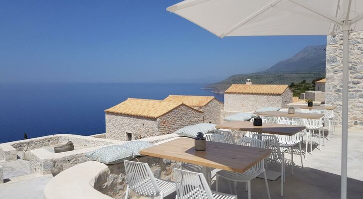 BASSA MAINA Villas & Suites