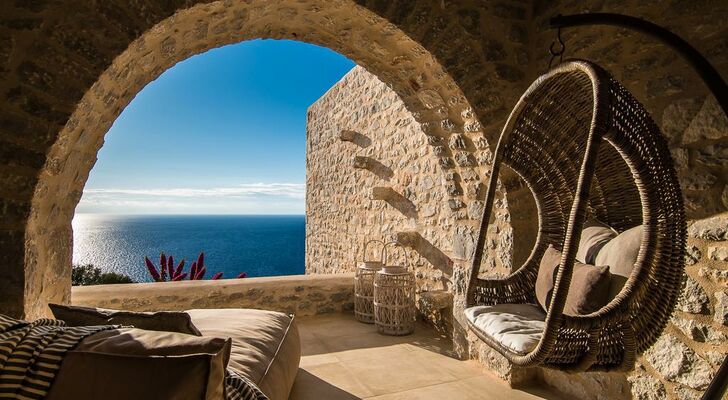 BASSA MAINA Villas & Suites