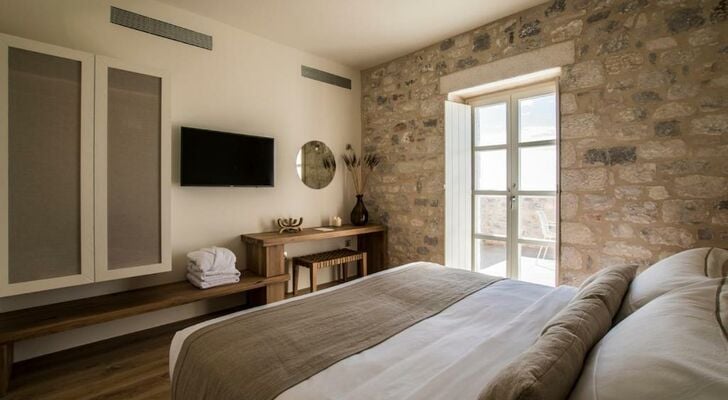 BASSA MAINA Villas & Suites