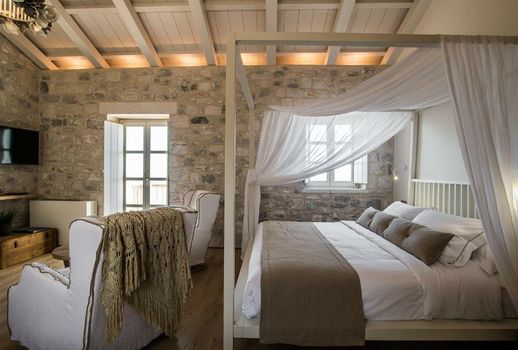 BASSA MAINA Villas & Suites