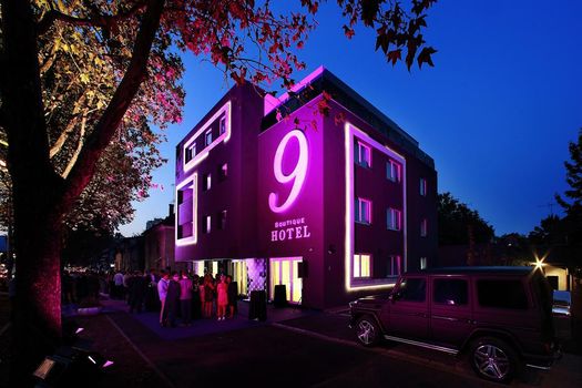 Hotel 9