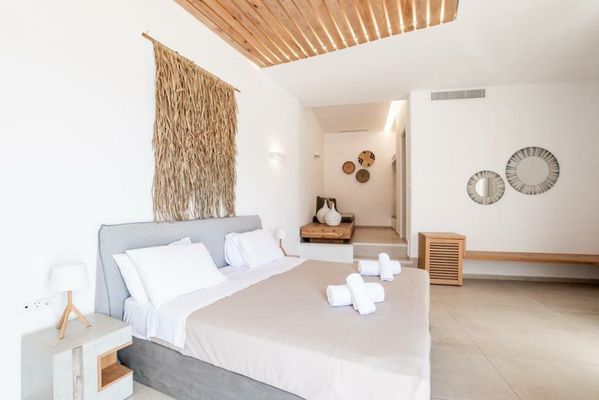Super Paradise Hotel