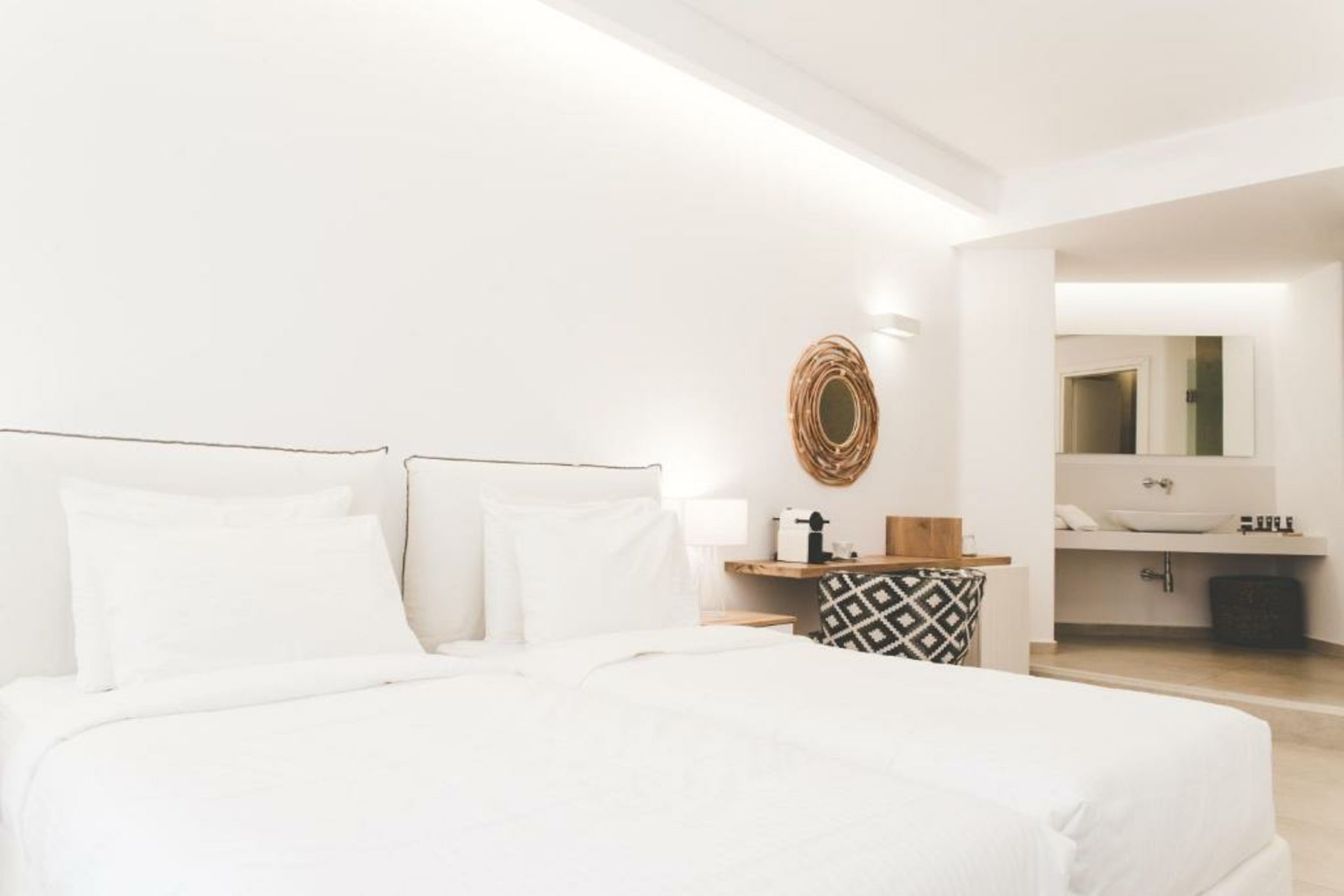 Super Paradise Hotel