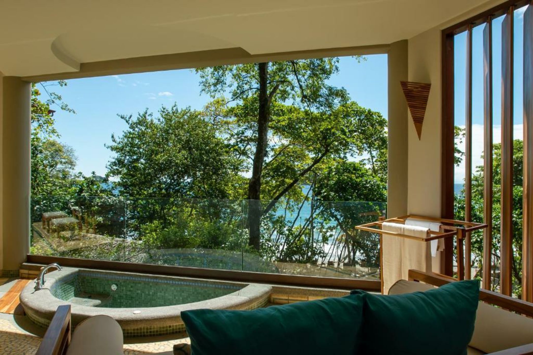 Arenas del Mar Beachfront & Rainforest Resort