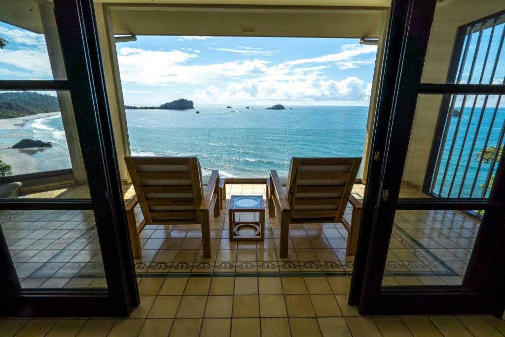 Arenas del Mar Beachfront & Rainforest Resort