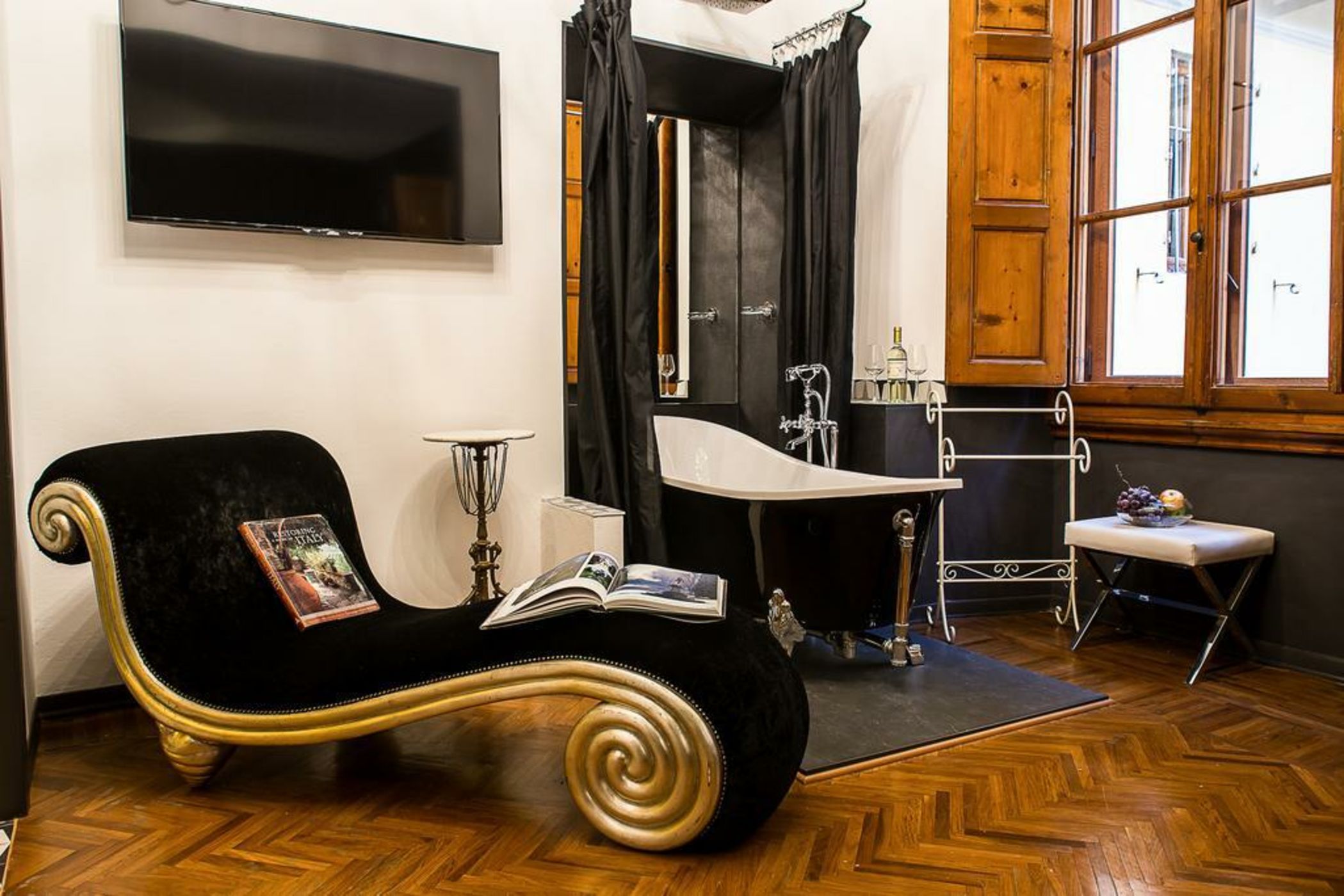 Porcellino Gallery Art Boutique BB