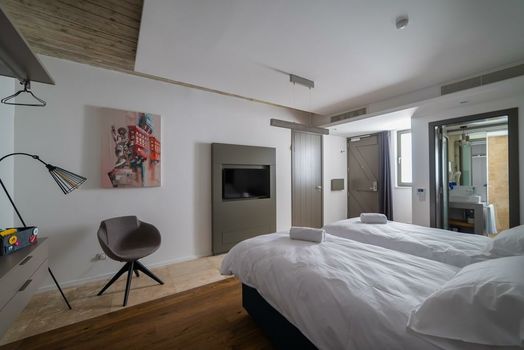 19 ROOMS