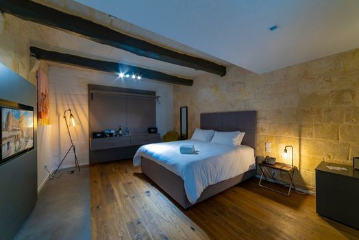 19 ROOMS