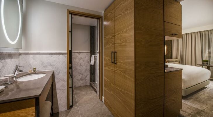 Lincoln Plaza London, Curio Collection By Hilton