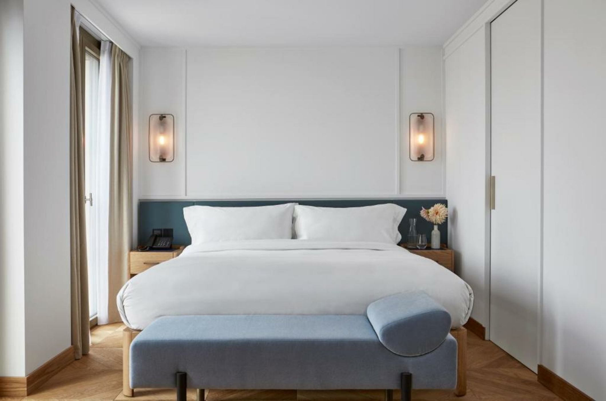 ALEX - Lakefront Lifestyle Hotel & Suites