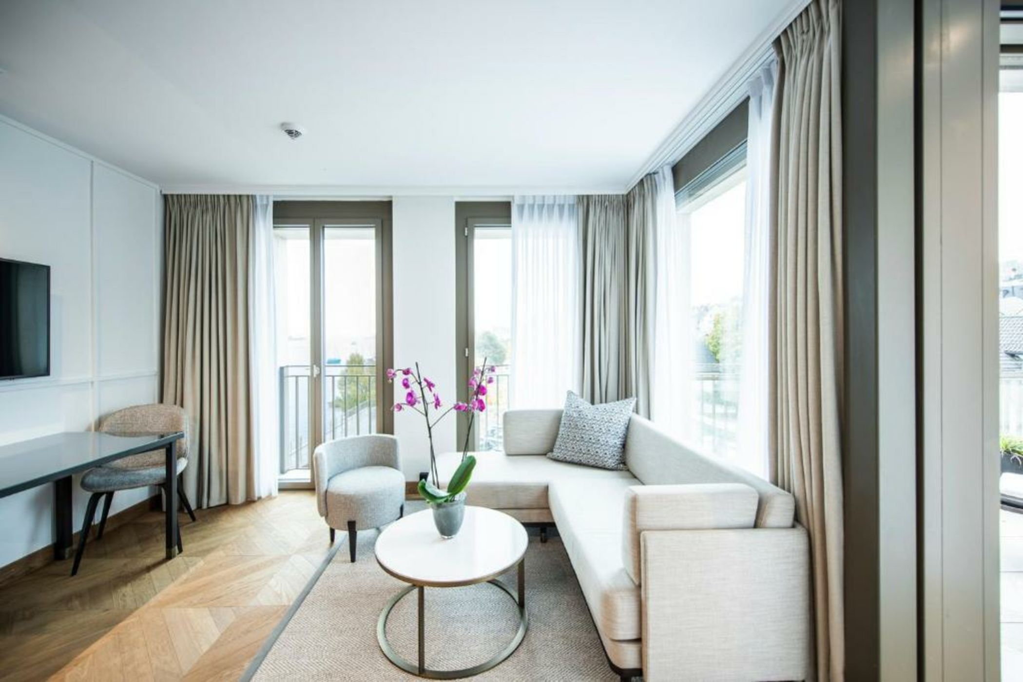 ALEX - Lakefront Lifestyle Hotel & Suites