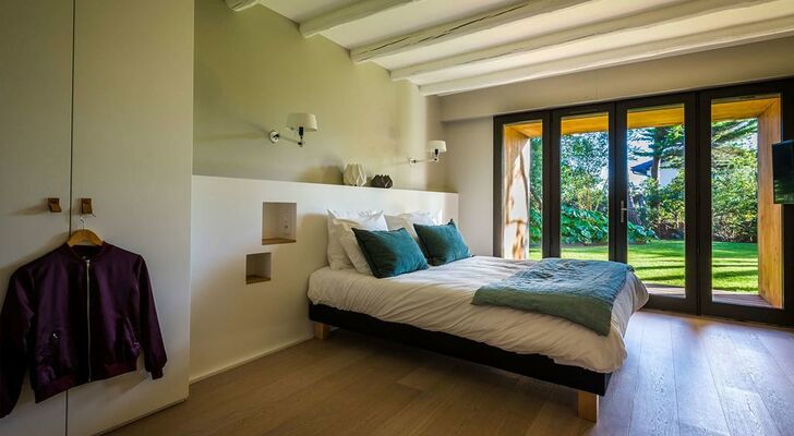 Design Villa with Pool, Fireplace near the Beach in Bidart