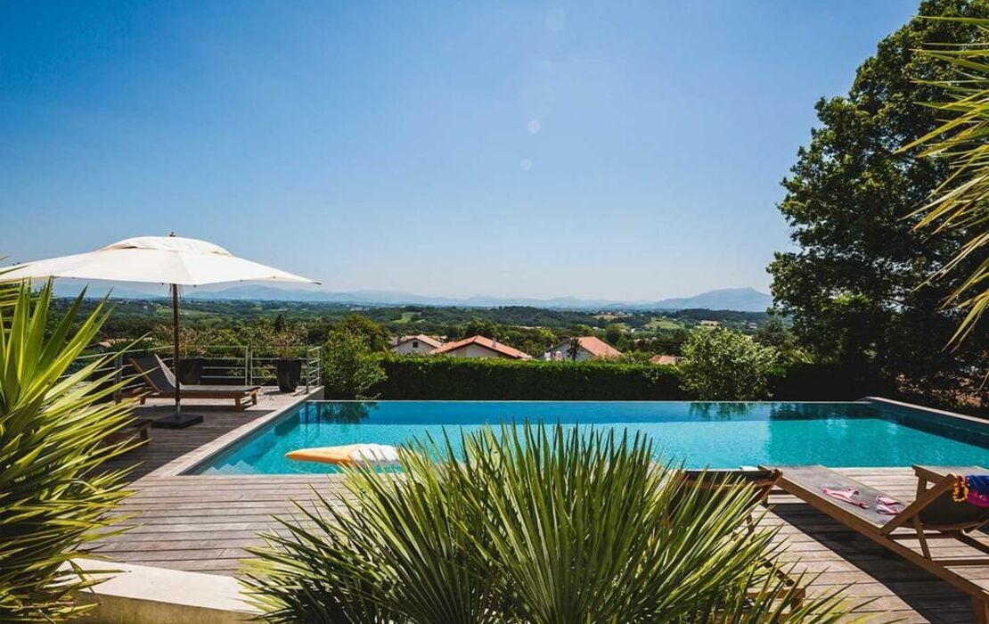 Mountain View Villa, Fireplace, Pool and Sauna in Bidart