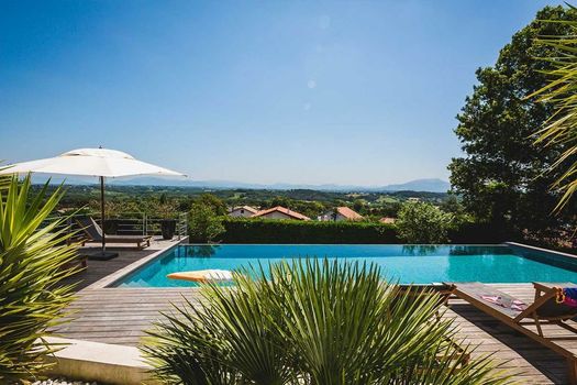 Mountain View Villa, Fireplace, Pool and Sauna in Bidart