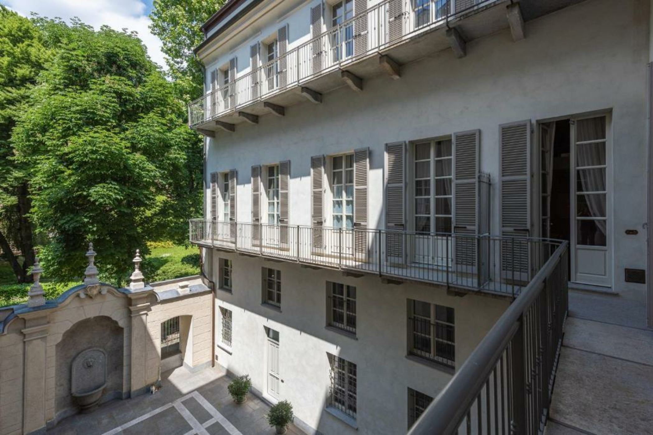 Palazzo Del Carretto-Art Apartments and Guesthouse