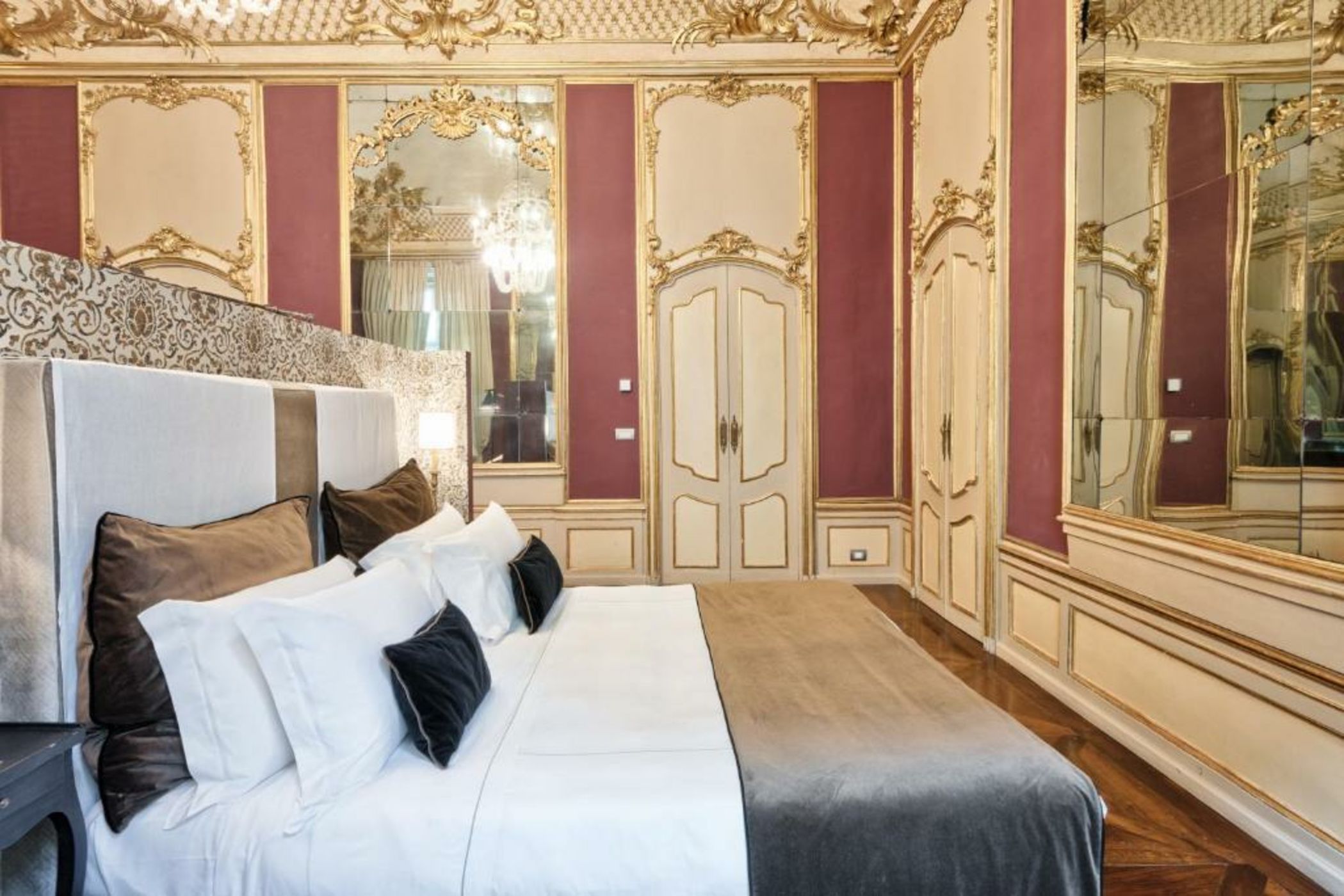 Palazzo Del Carretto-Art Apartments and Guesthouse