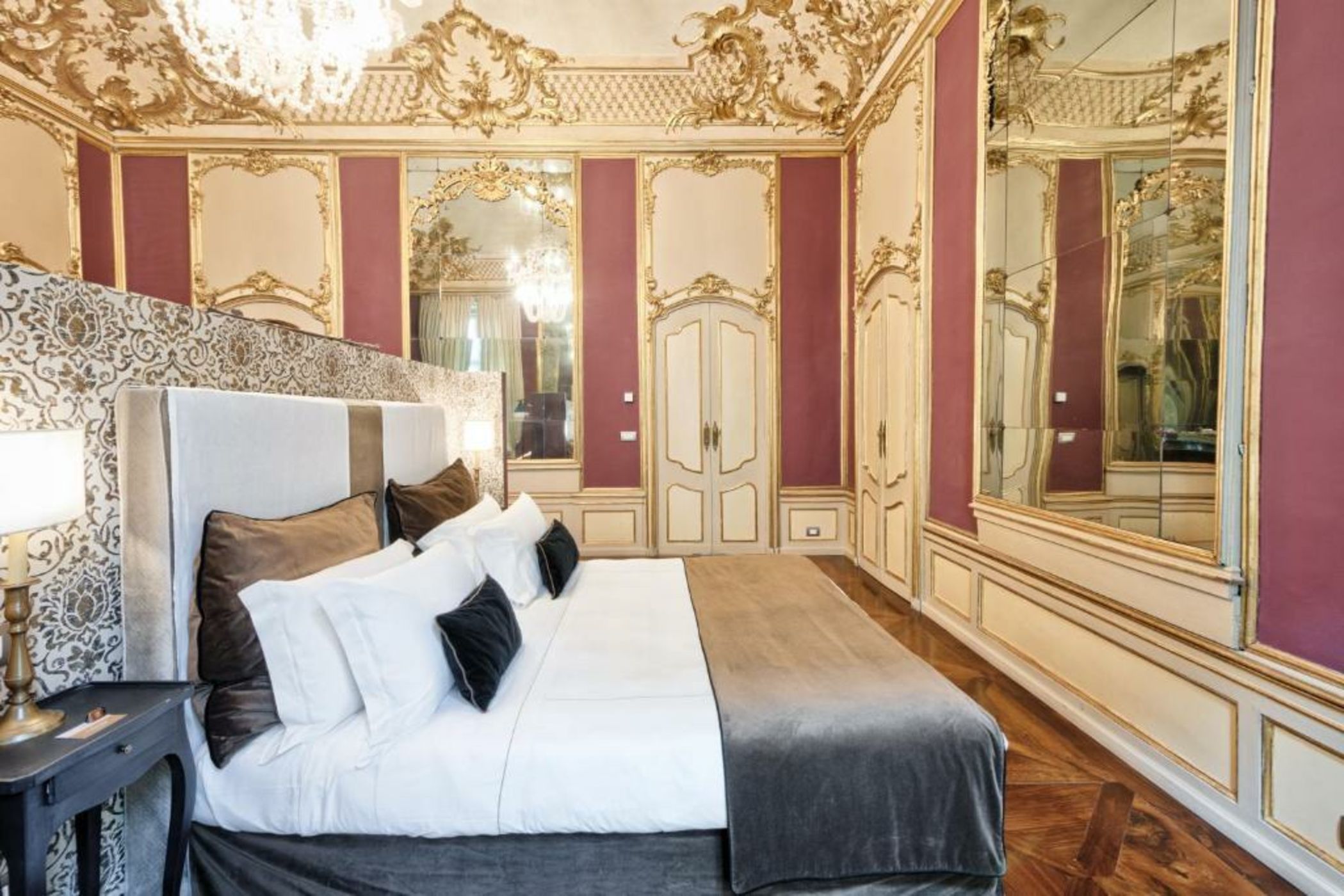 Palazzo Del Carretto-Art Apartments and Guesthouse