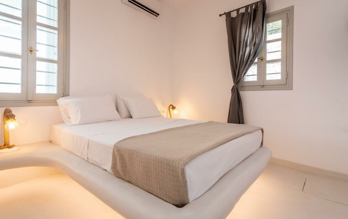Plaka Suites