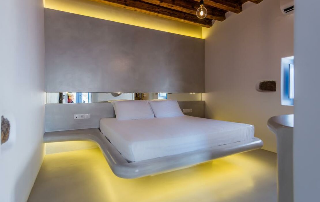 Plaka Suites