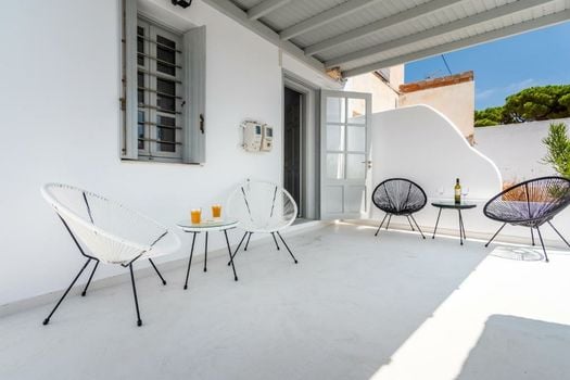 Plaka Suites