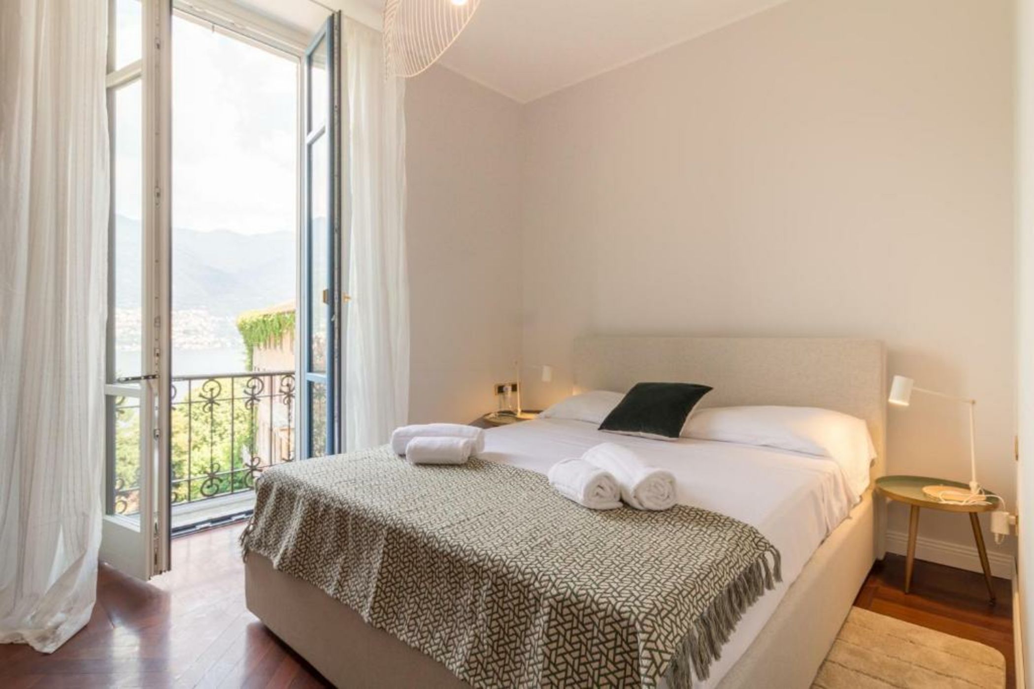 Como Lake Vista - by MyHomeInComo