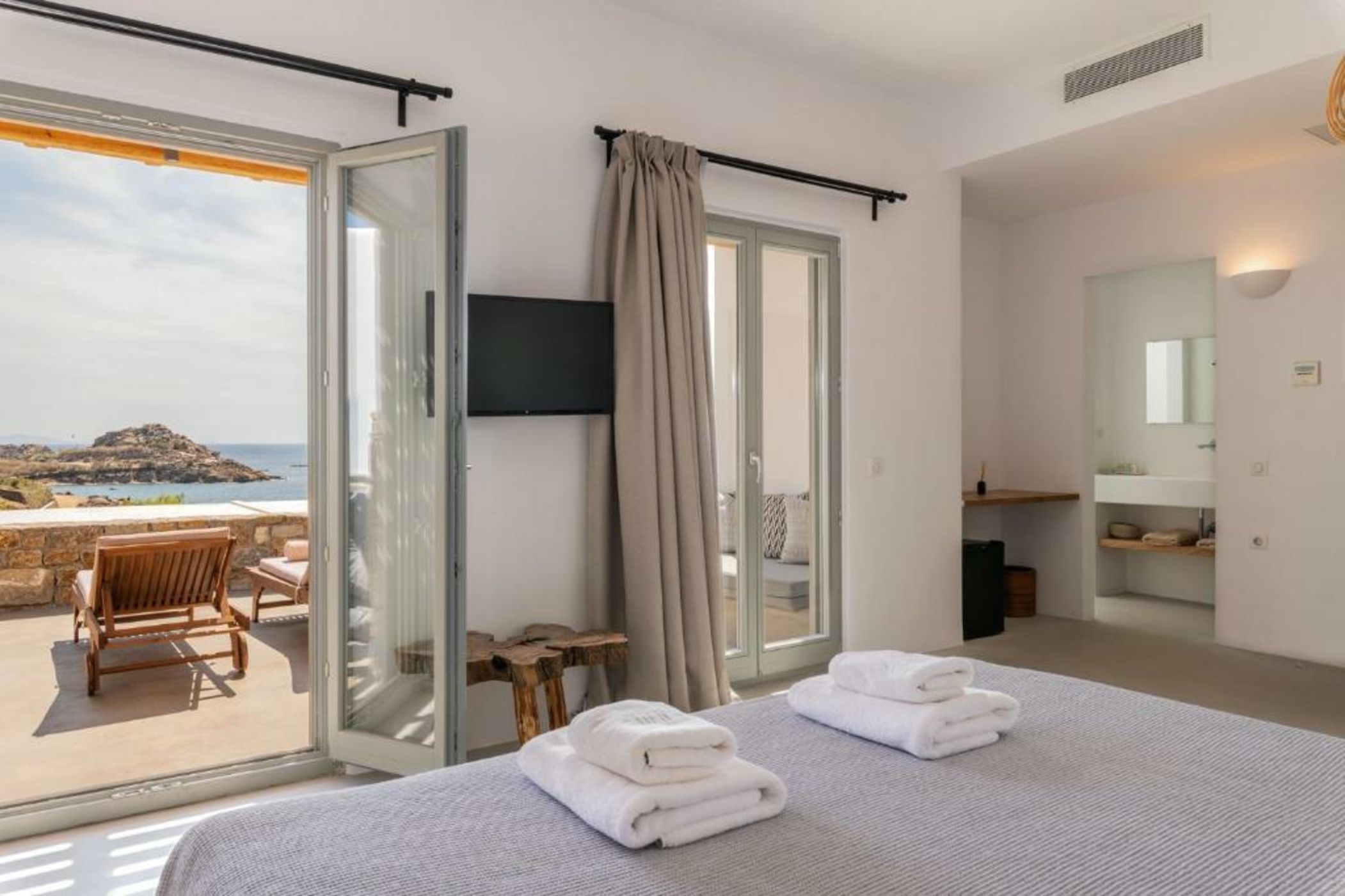 Trinity Mykonos - Villa & Beachfront Boutique Hotel