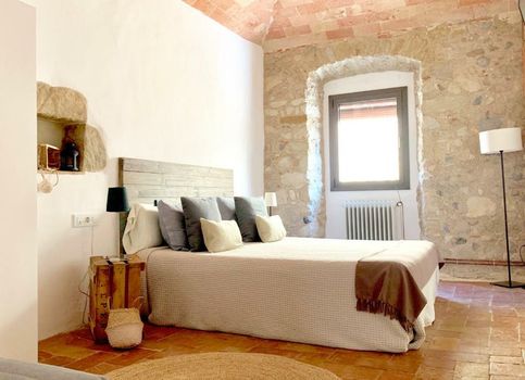 Cal Nou 9 - Adults Only
