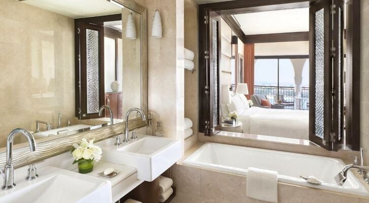 The Ritz-Carlton Abu Dhabi, Grand Canal