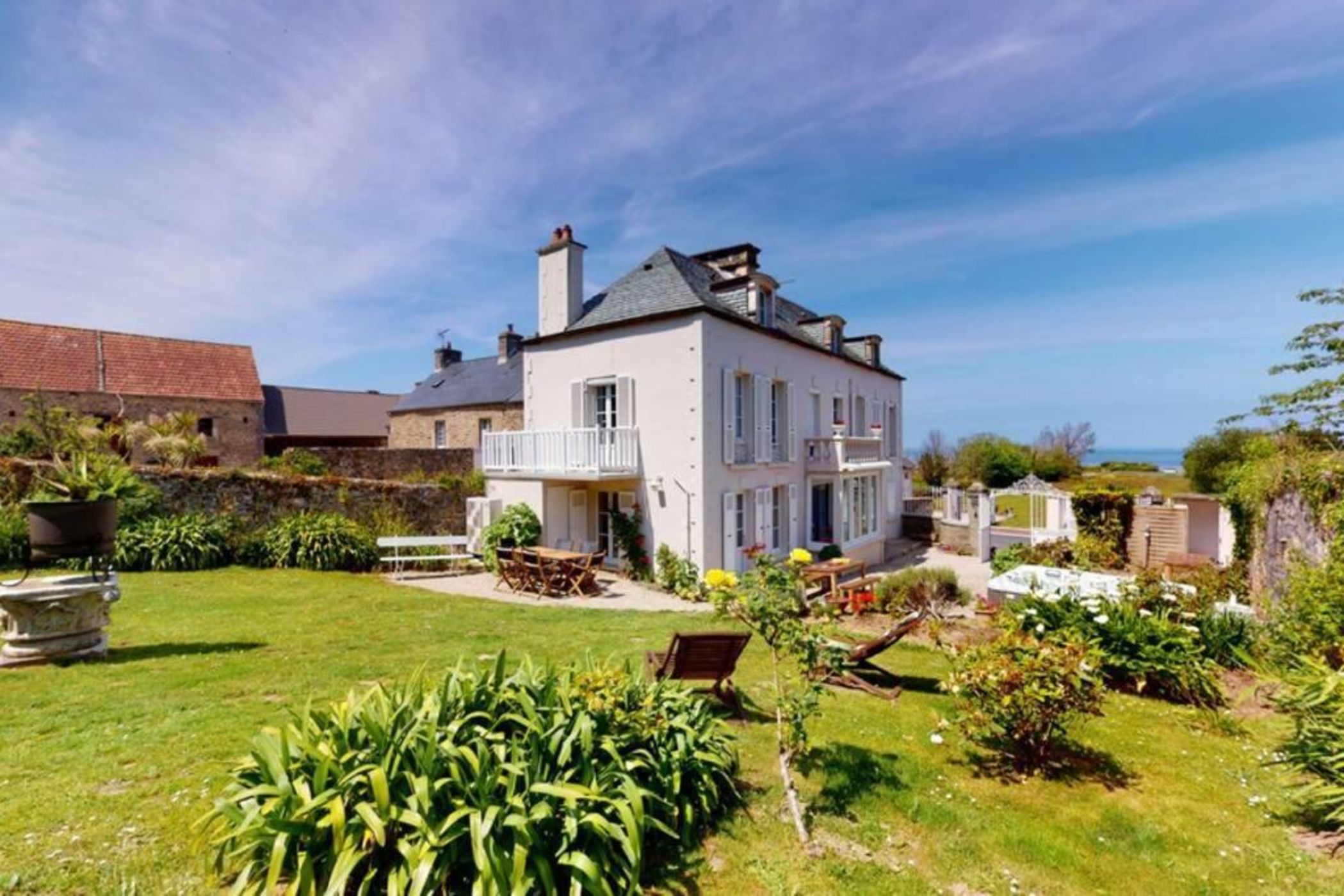 Le Vieux Colombier, 4 étoiles Face mer SPA OPTION billard accès plage, société La clef decamp