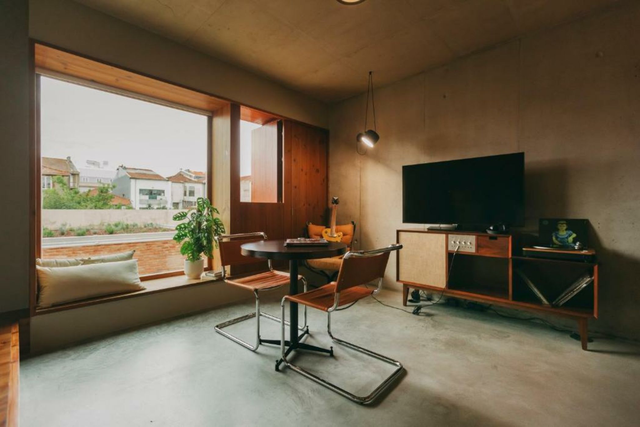 Mouco Hotel - Stay, Listen & Play