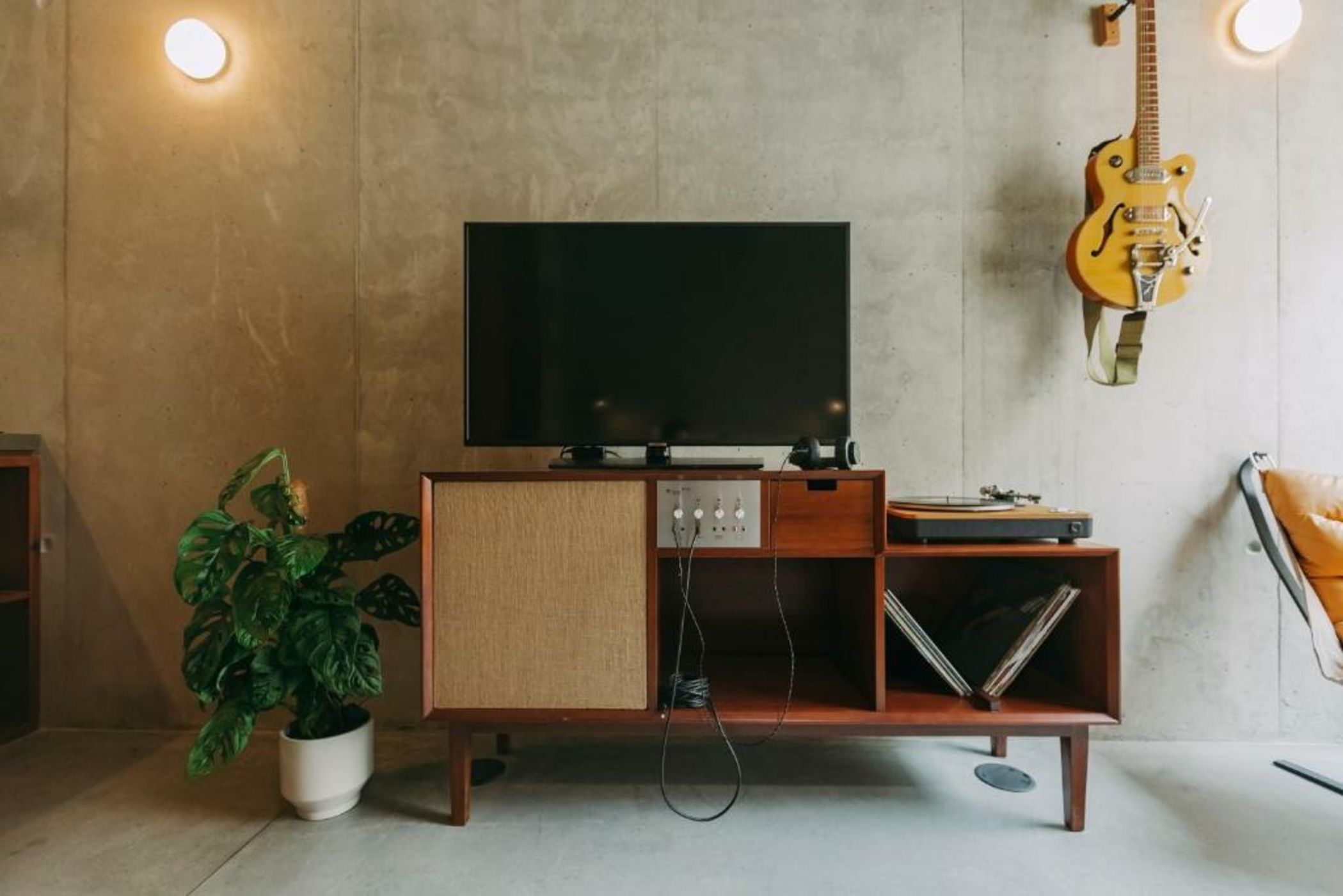 Mouco Hotel - Stay, Listen & Play