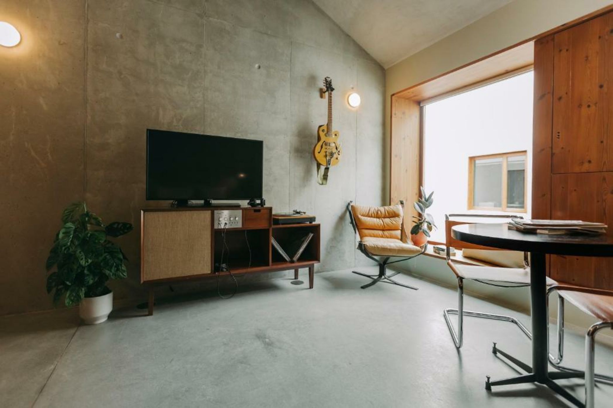 Mouco Hotel - Stay, Listen & Play