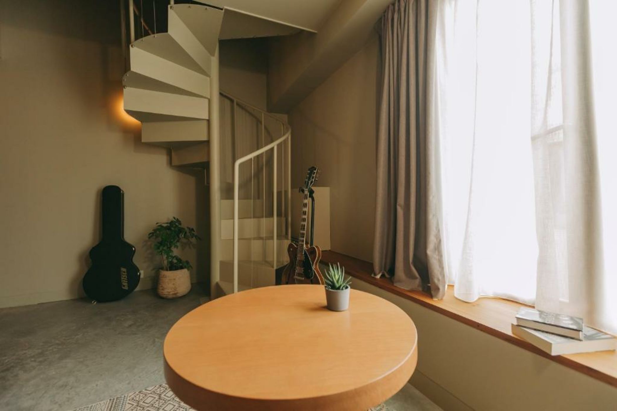 Mouco Hotel - Stay, Listen & Play