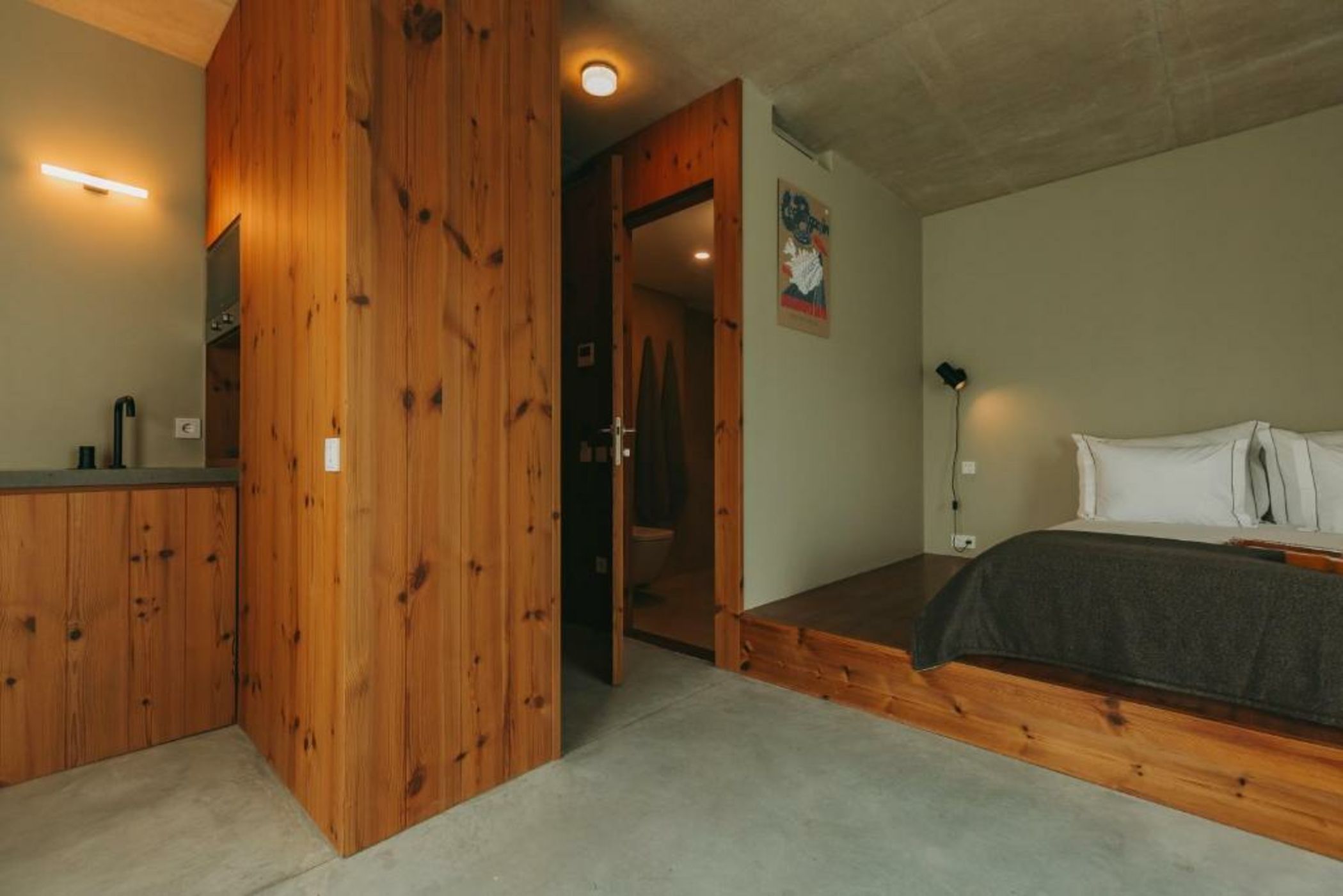 Mouco Hotel - Stay, Listen & Play