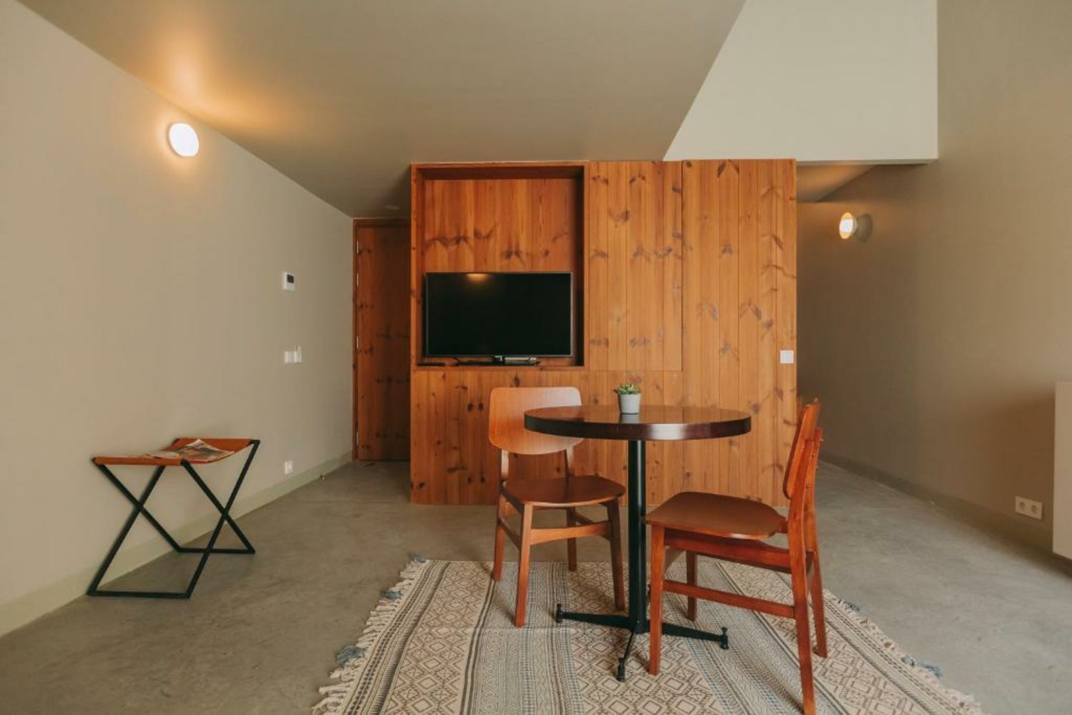 Mouco Hotel - Stay, Listen & Play