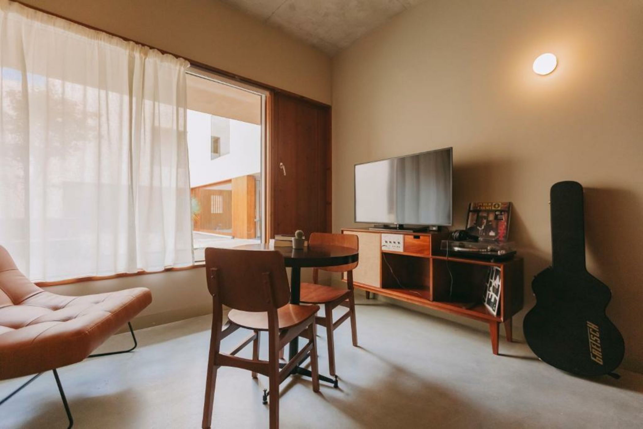 Mouco Hotel - Stay, Listen & Play