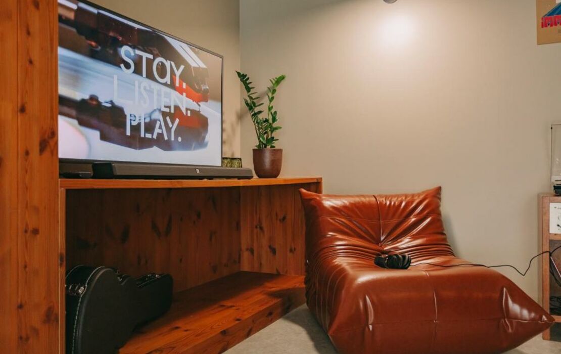 Mouco Hotel - Stay, Listen & Play