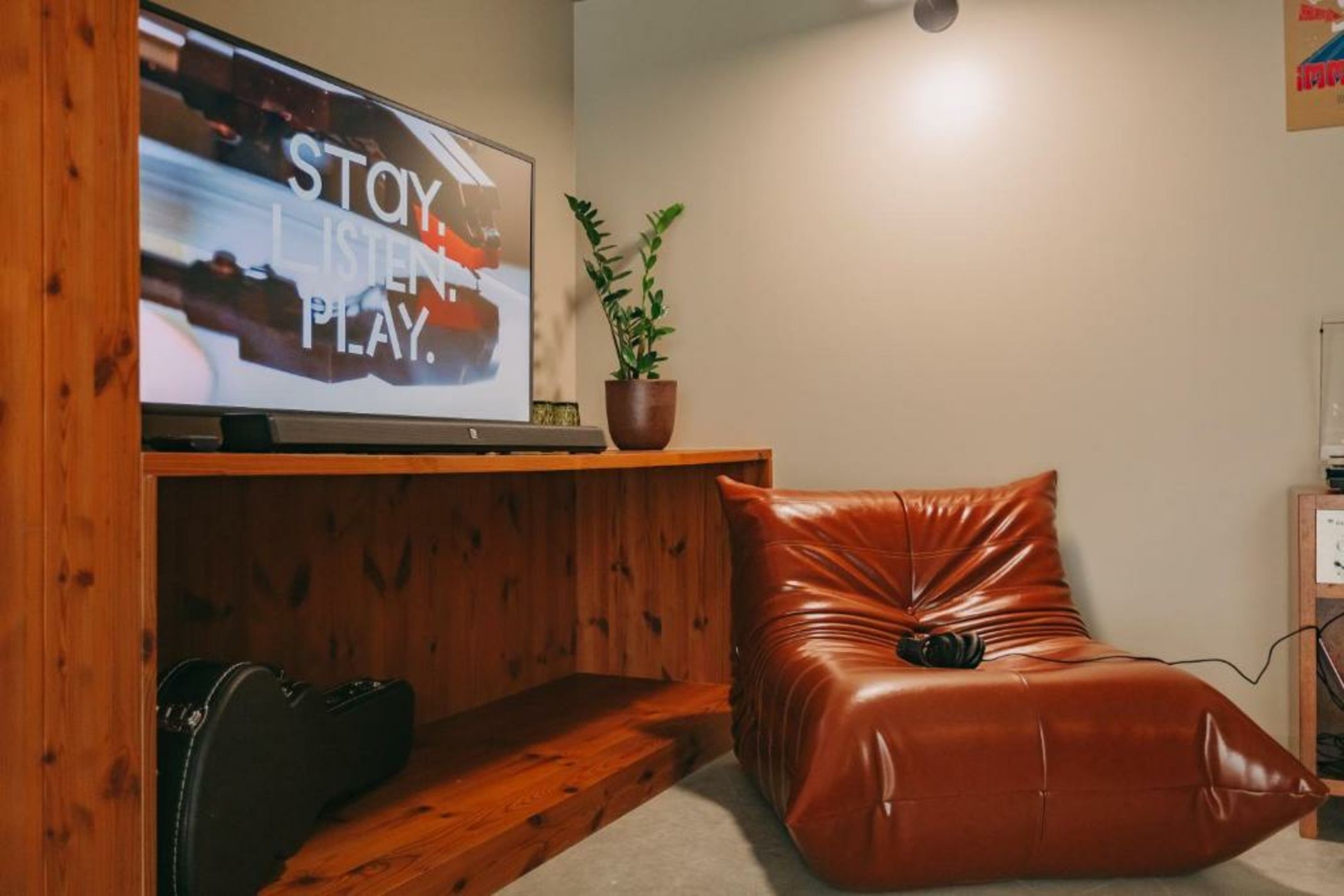 Mouco Hotel - Stay, Listen & Play