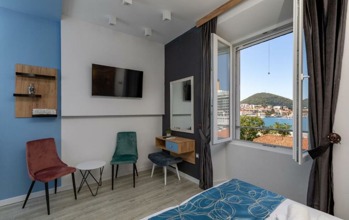 Apartments and Rooms Villa Naida