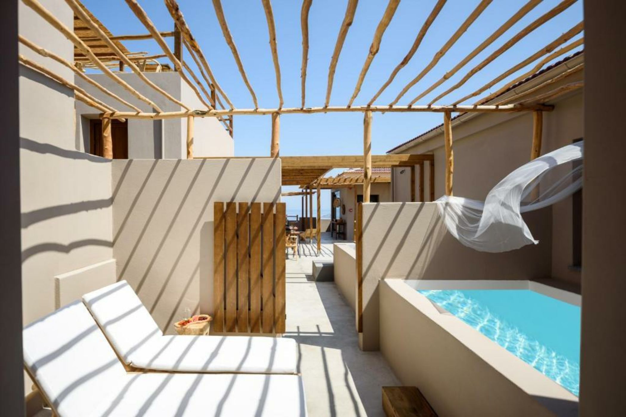 ALETRI new swim up HOTEL