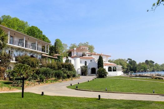 Brindos, Lac & Château
