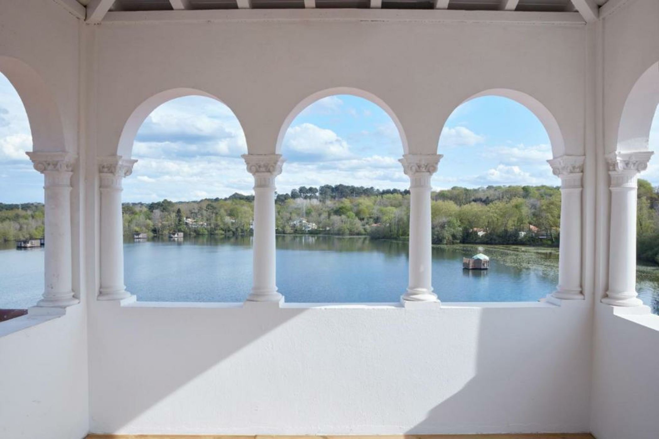 Brindos, Lac & Château