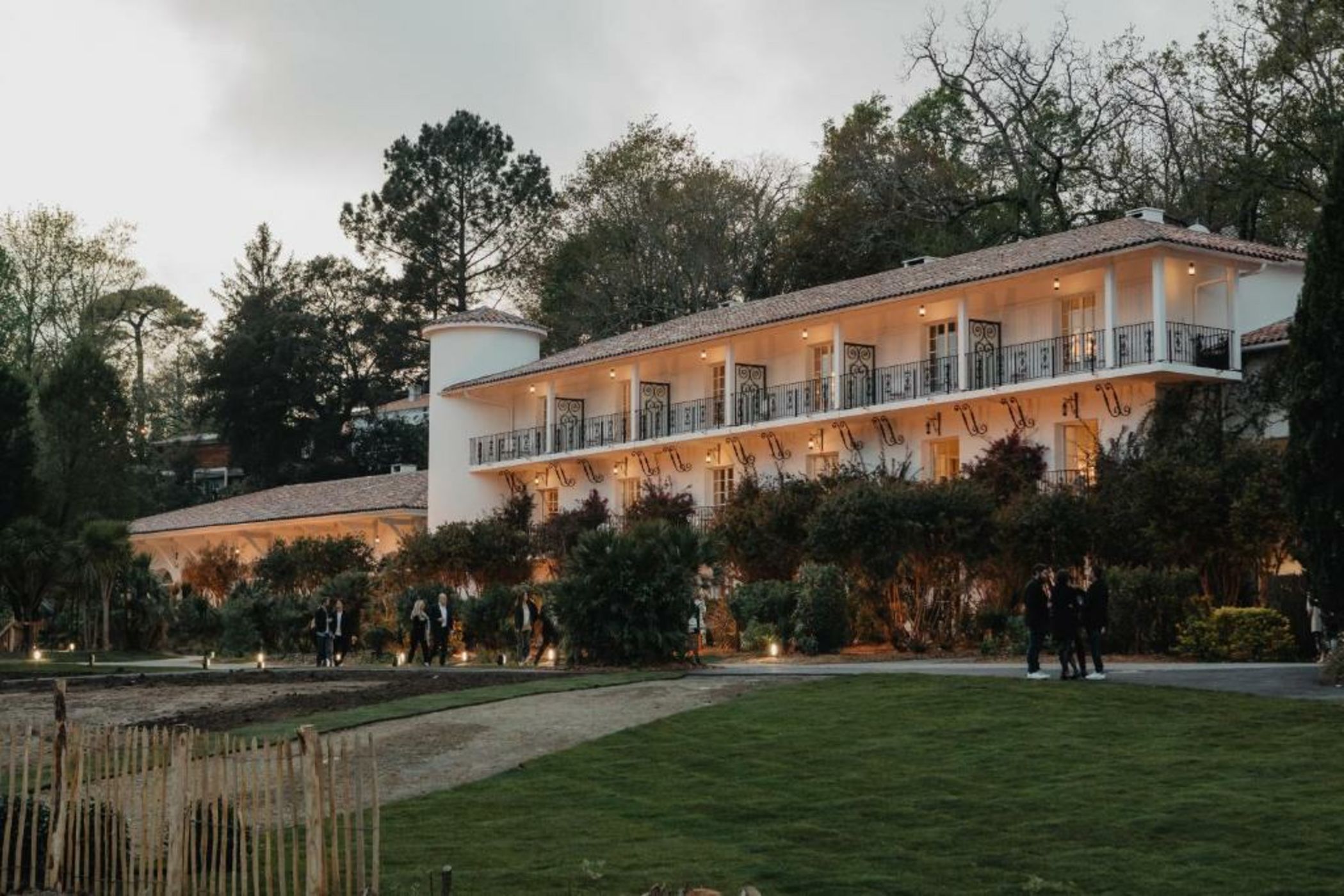 Brindos, Lac & Château