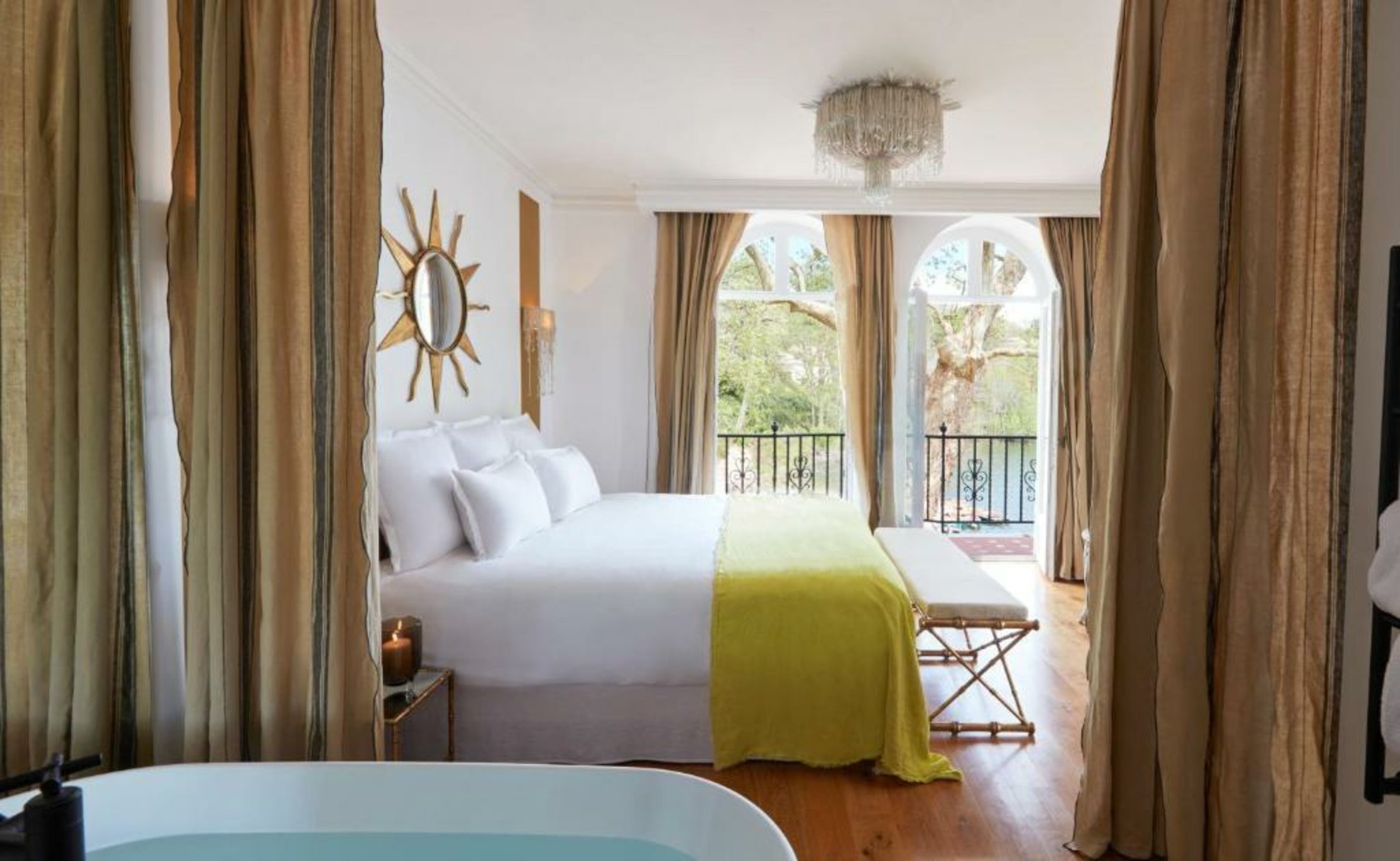 Brindos, Lac & Château