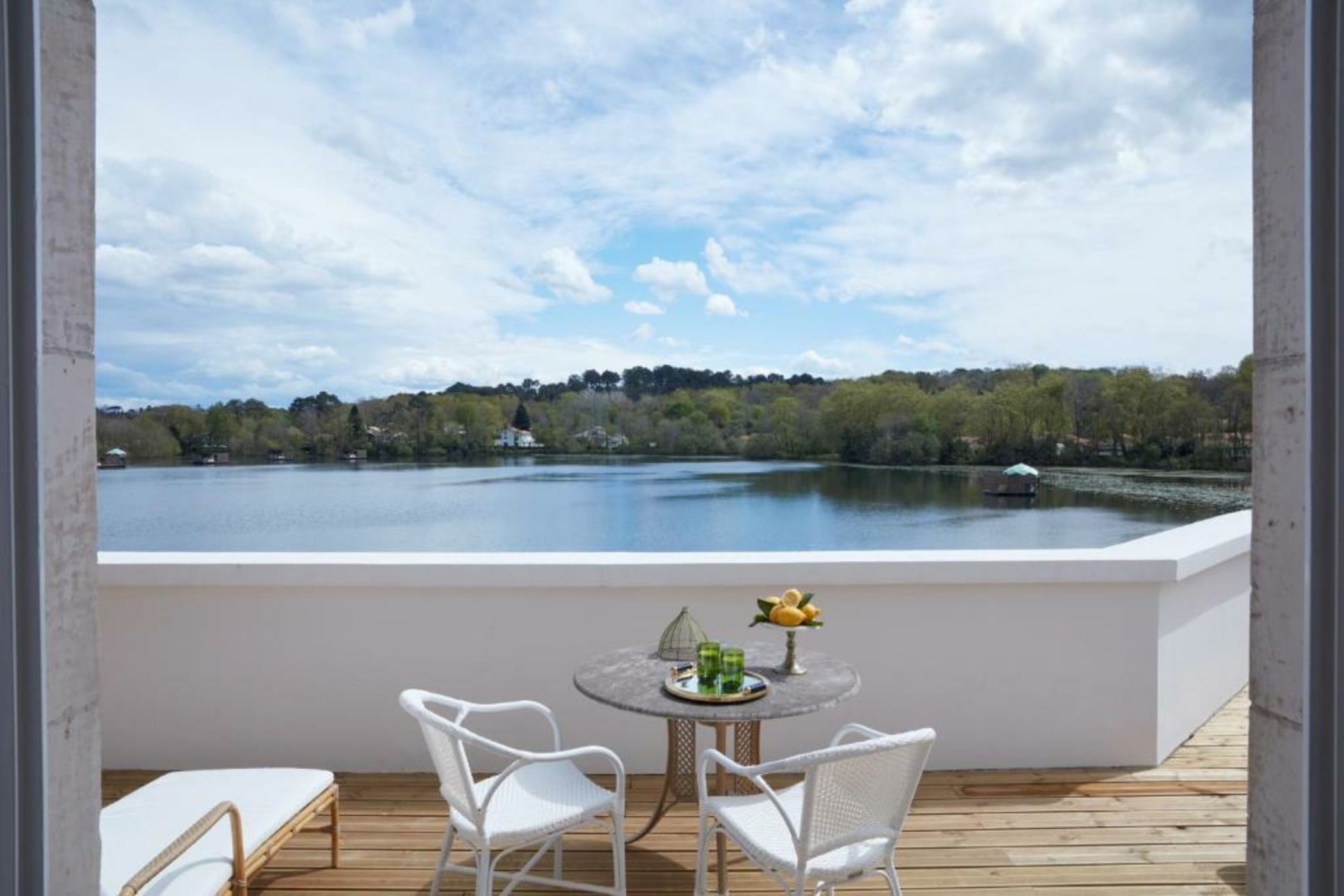 Brindos, Lac & Château