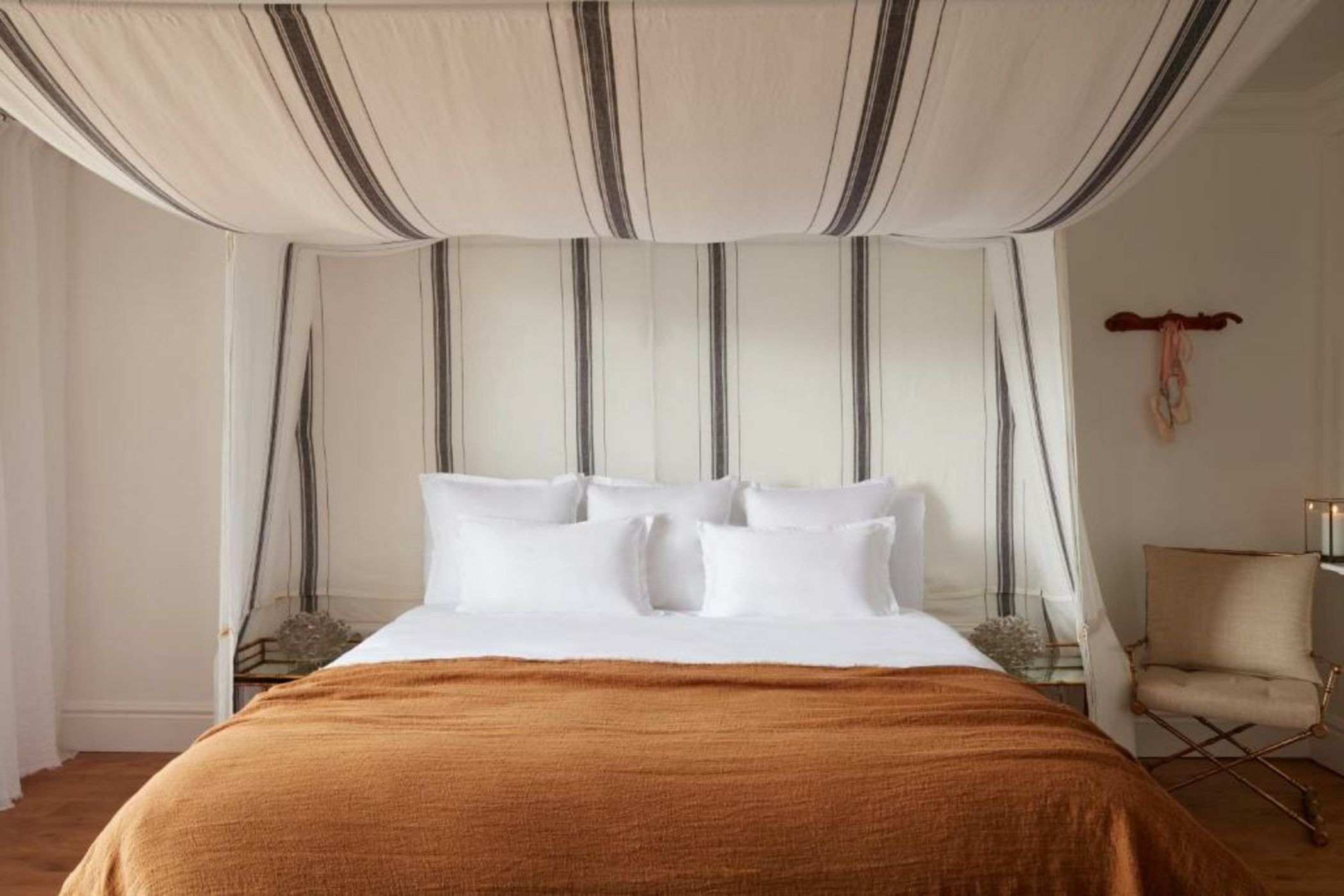 Brindos, Lac & Château