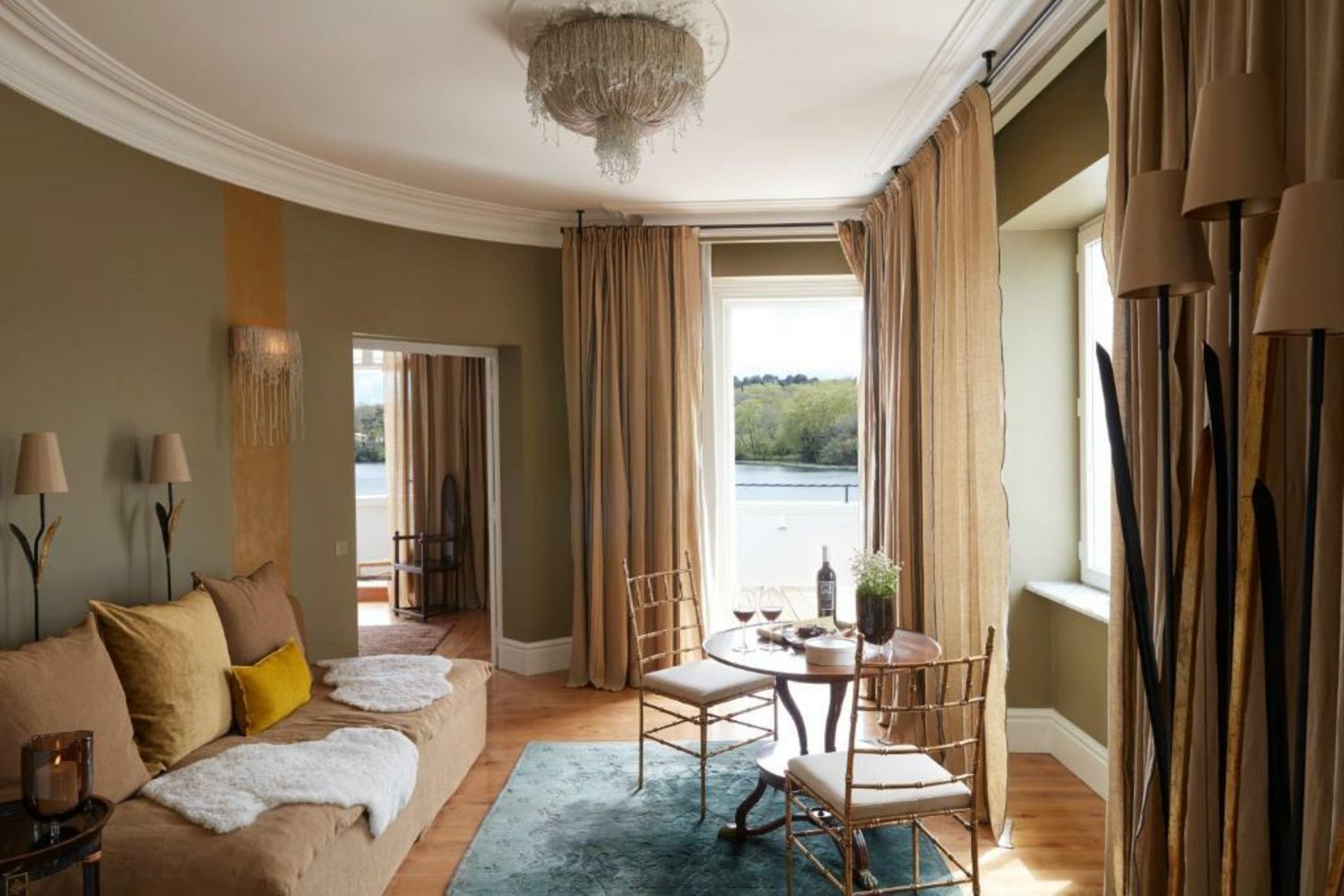 Brindos, Lac & Château