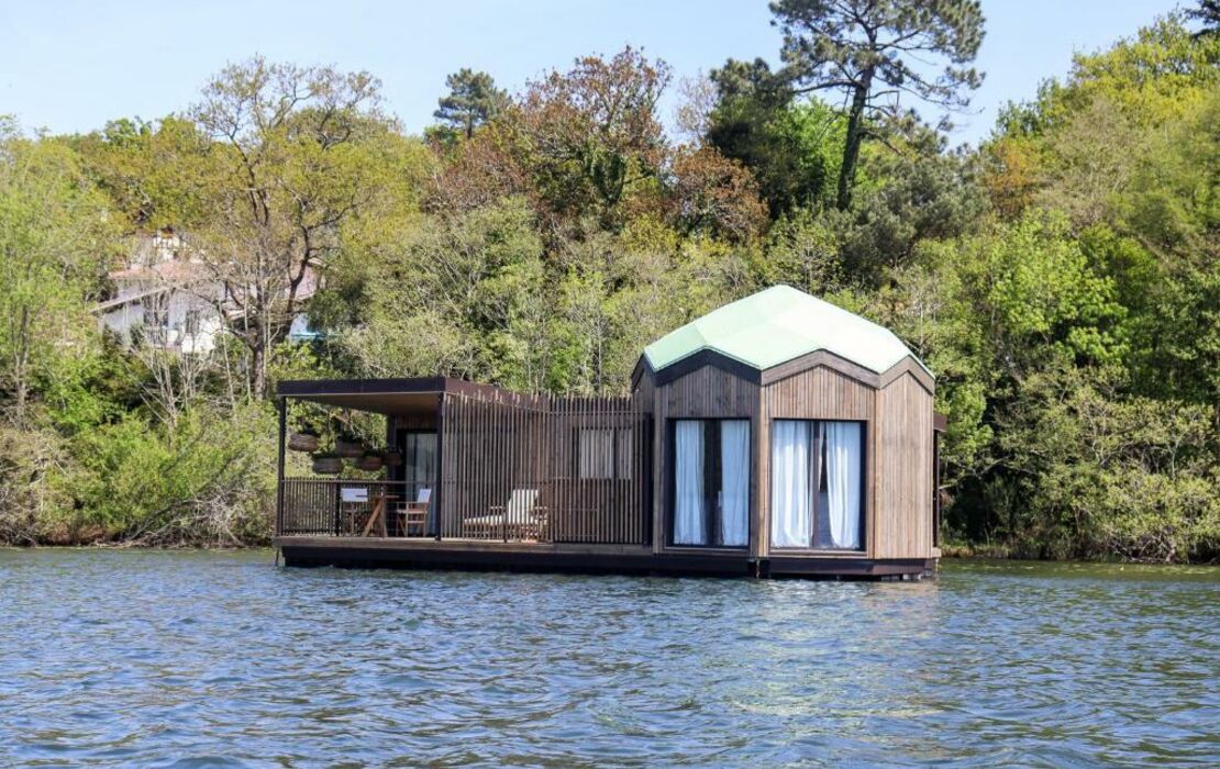 Brindos, Lac & Château