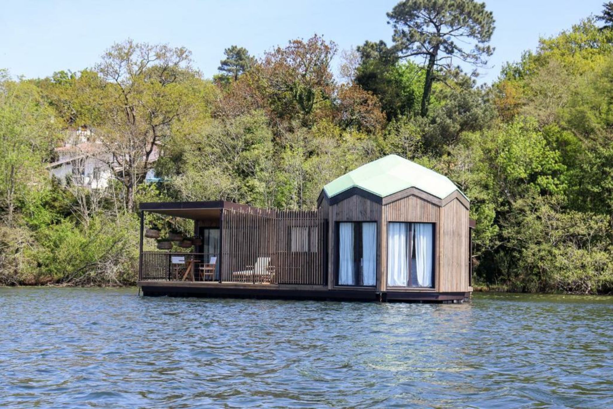 Brindos, Lac & Château