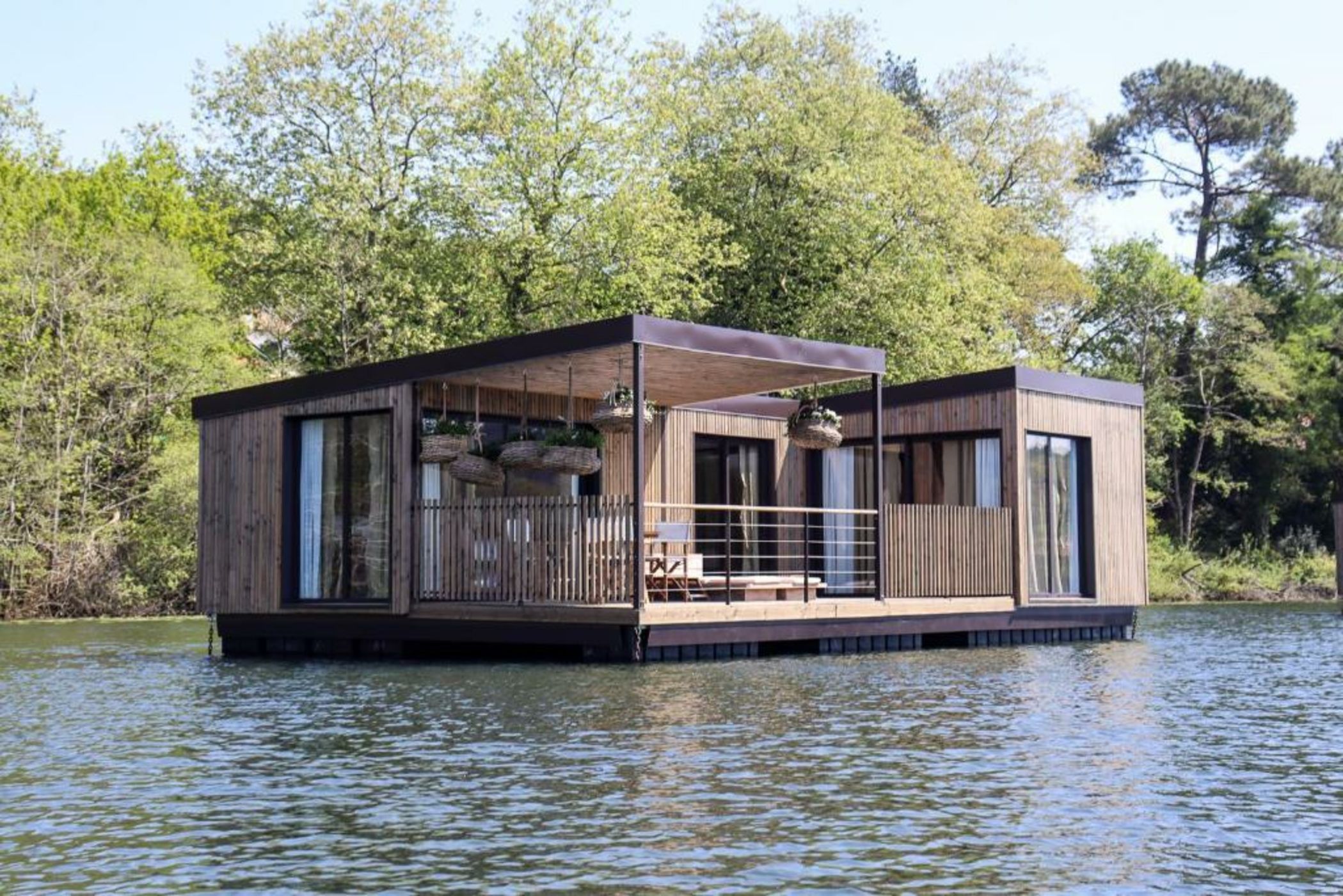 Brindos, Lac & Château